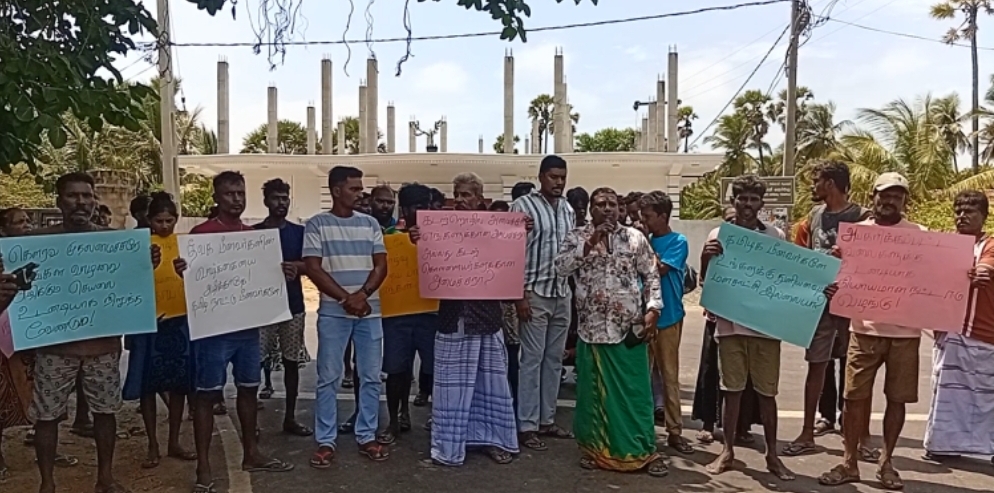 Pungudutivu fishermen protest against Indian trawler incursions