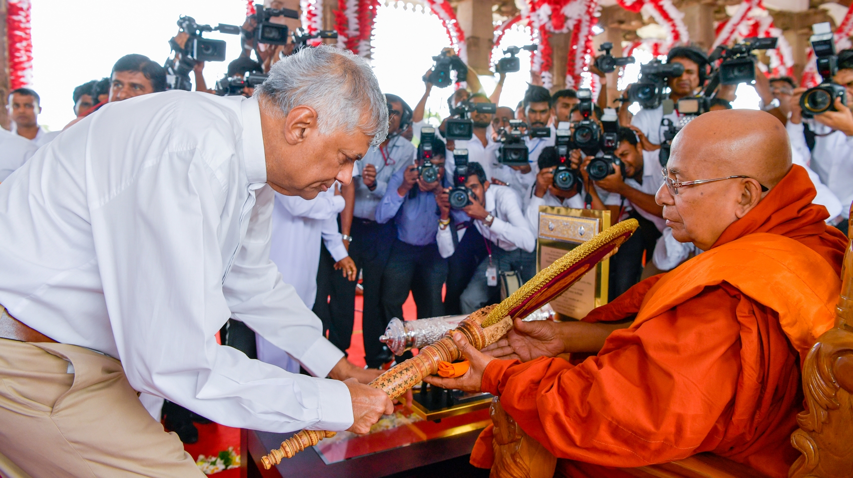 Sri Lankan leaders pay tribute to Buddhist monk | Tamil Guardian